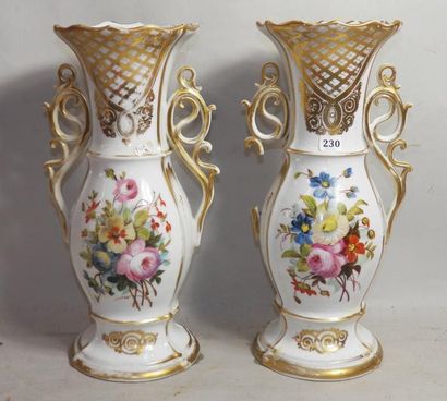 PARIS
Paire de vases en porcelaine polychrome...