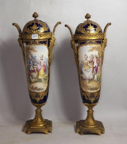 Paire de vases en porcelaine polychrome rehaussée...