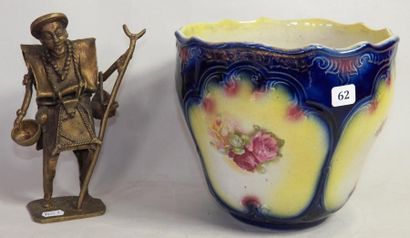 Cache pot en faïence à décor de roses en...