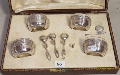 Quatre salerons en argent dans son coffret...