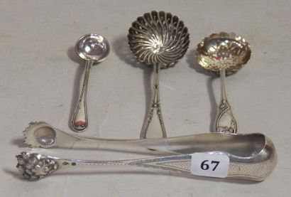 Quatre pièces en argent dont pince à sucre,...