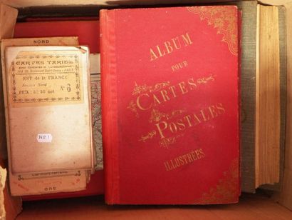 Quatre albums de cartes postales anciennes...