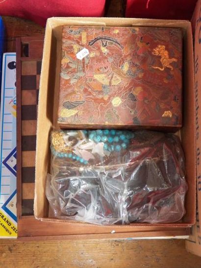 Bijoux fantaisie et une boîte décorée Jeu...