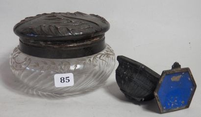 Bonbonnière en verre à côtes torses ciselé...