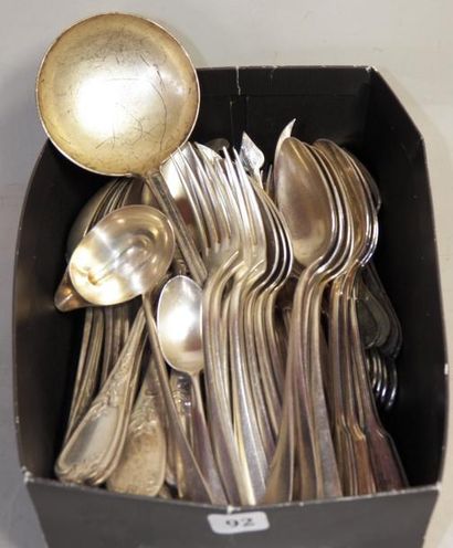 Parties de ménagères dépareillées en métal...