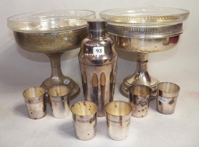Deux coupes en métal argenté avec récipients...
