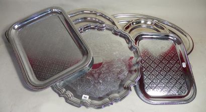 Lot de huit plateaux inox et étain de différents...