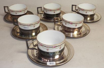 Lot de six tasses en porcelaine avec monture...