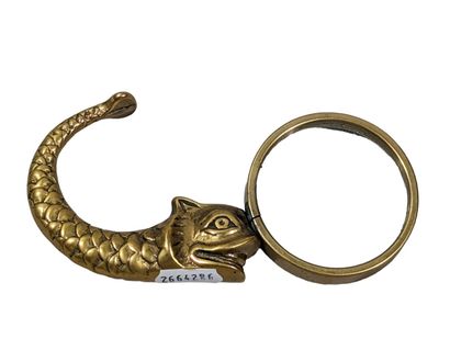 Loupe en bronze à décor d'un dauphin retenant...