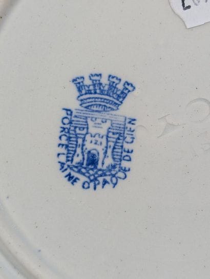 GIEN
Suite de 12 assiettes en faïence en...