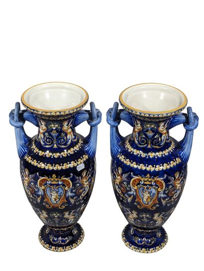GIEN
Paire de vases de forme balustre sur...