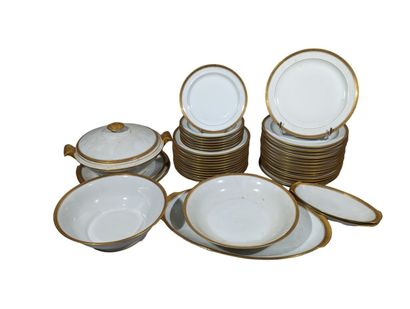 LIMOGES
Partie de service en porcelaine comprenant...