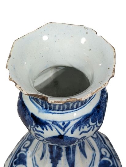 Paire de vases à oignons en faïence à décor...