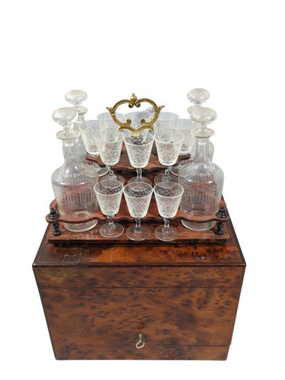 CAVE A LIQUEUR en placage de loupe, intérieur...
