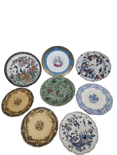 Lot d'assiettes en porcelaine et faïence...