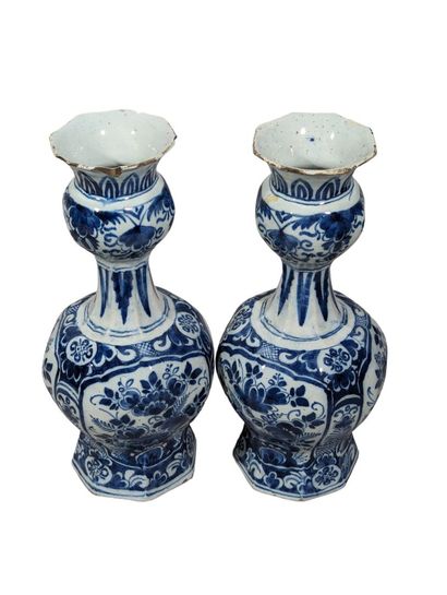 Paire de vases à oignons en faïence à décor...