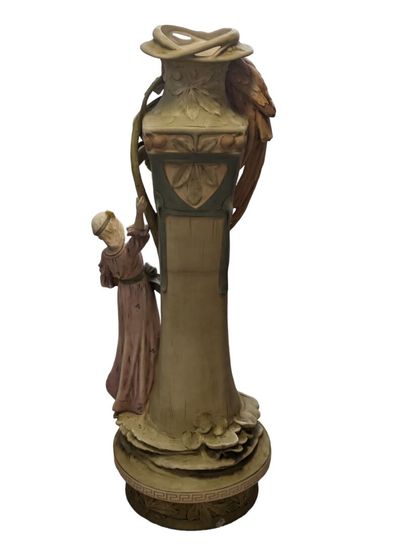 ROYAL DUX
Important vase en biscuit polychrome...