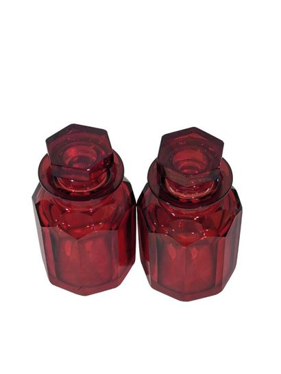Paire de pots couverts octogonaux en cristal...