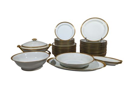 LIMOGES
Partie de service en porcelaine comprenant...