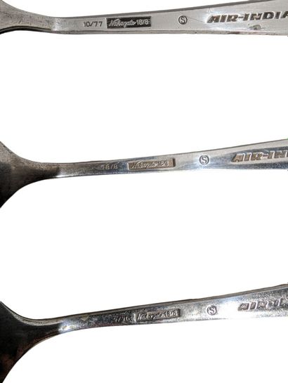 Trois couverts en métal argenté comprenant...