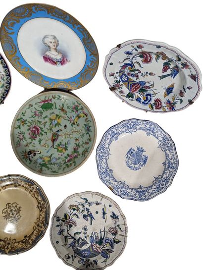 Lot d'assiettes en porcelaine et faïence...