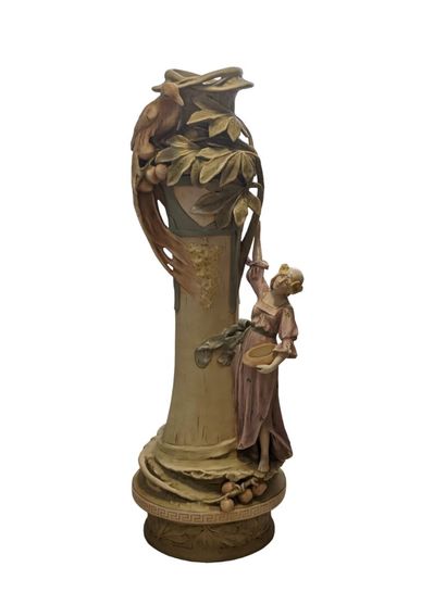 ROYAL DUX
Important vase en biscuit polychrome...