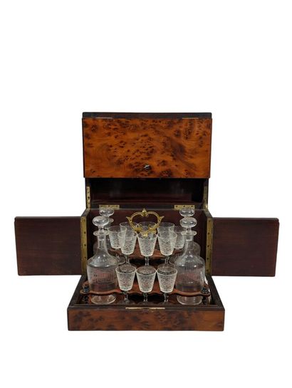 CAVE A LIQUEUR en placage de loupe, intérieur...