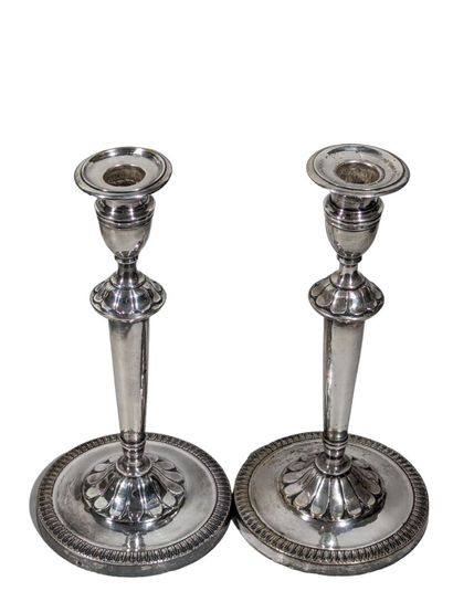 Paire de bougeoirs de table en bronze argenté...