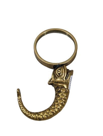 Loupe en bronze à décor d'un dauphin retenant...