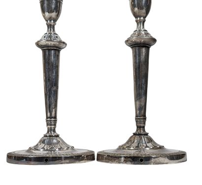 Paire de bougeoirs de table en bronze argenté...