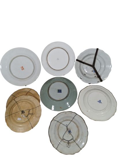 Lot d'assiettes en porcelaine et faïence...