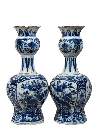 Paire de vases à oignons en faïence à décor...