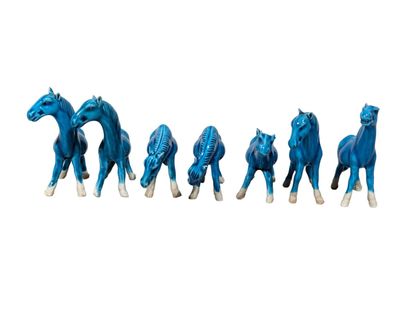 Suite de 7 petits chevaux en porcelaine à...