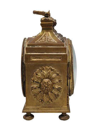 Pendule borne en bronze ciselé et doré à...