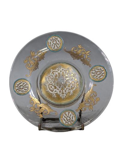 Assiette en verre émaillé à décor de lambrequins...