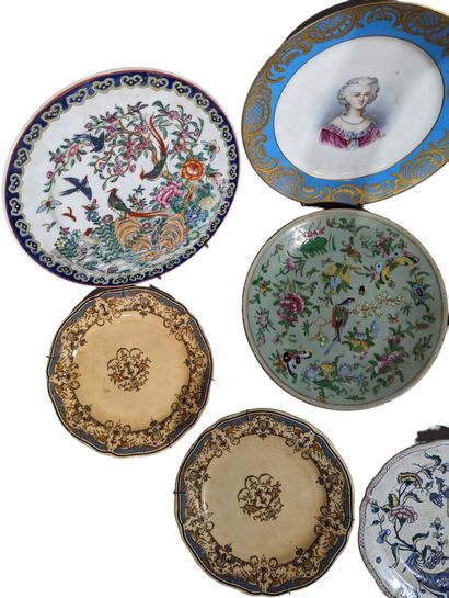 Lot d'assiettes en porcelaine et faïence...