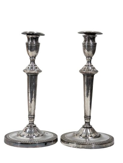 Paire de bougeoirs de table en bronze argenté...