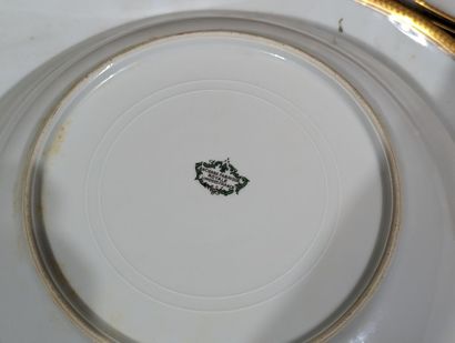 LIMOGES
Partie de service en porcelaine comprenant...