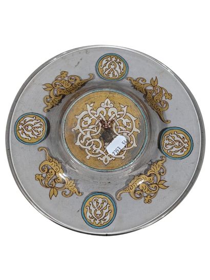 Assiette en verre émaillé à décor de lambrequins...