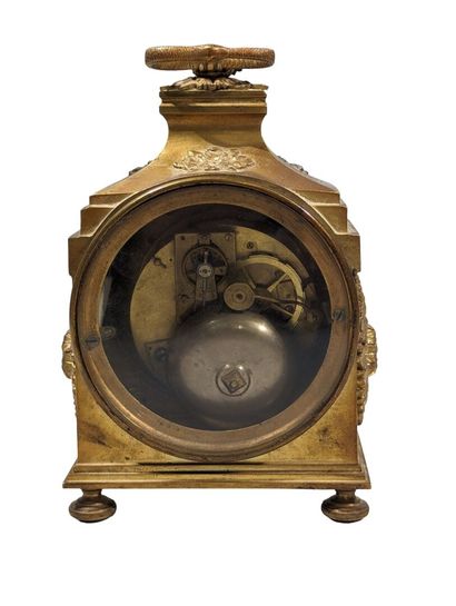 Pendule borne en bronze ciselé et doré à...