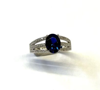 Bague en argent (925/oo) centrée d'une bénitoïte...