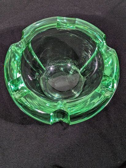 DAUM France
Cendrier en cristal teinté vert....