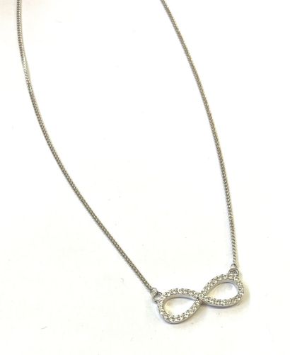 Collier en argent 925/oo centré d'un motif...