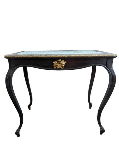 Table de salon en bois noirci avec légère...