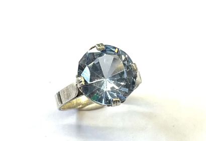 Bague en argent (800/oo) centrée d'une aigue-marine...