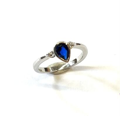 Bague en argent (925/oo) centrée d'une bénitoïte...