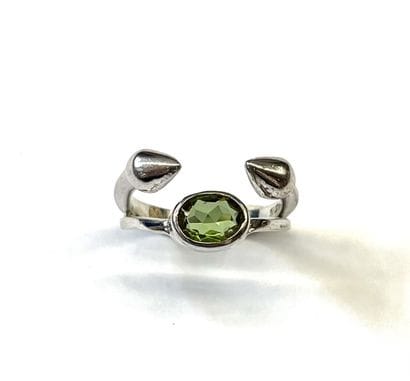 Bague moderniste en argent (925/oo) agrémentée...