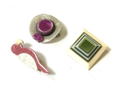 LEA STEIN
Trois broches en bakélite à décor...