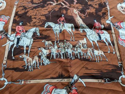 HERMES
Carré en soie à décor de chasse à...