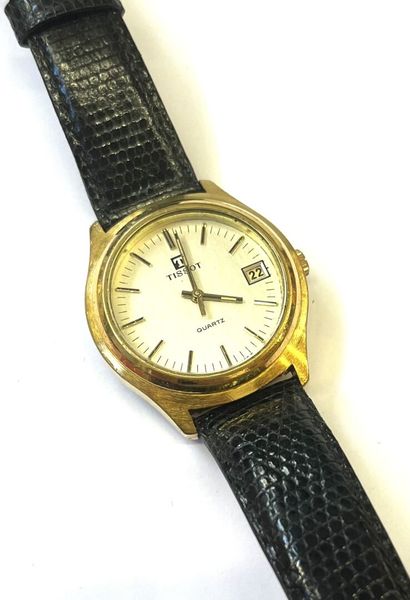 TISSOT
Montre en métal doré à boitier rond,...